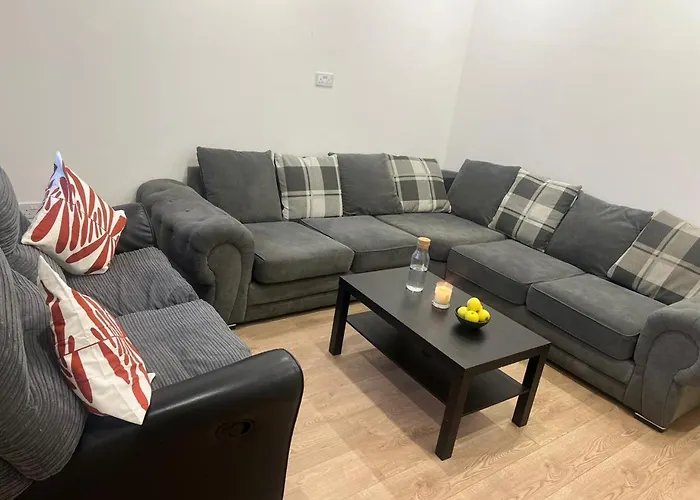 1 En-Suit Double Bedroom With Bathroom In