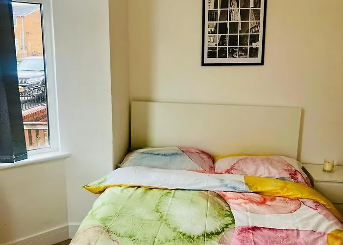 1 En-Suit Double Bedroom With Bathroom In