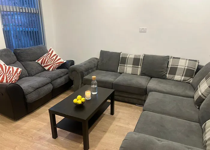 1 En-Suit Double Bedroom With Bathroom In